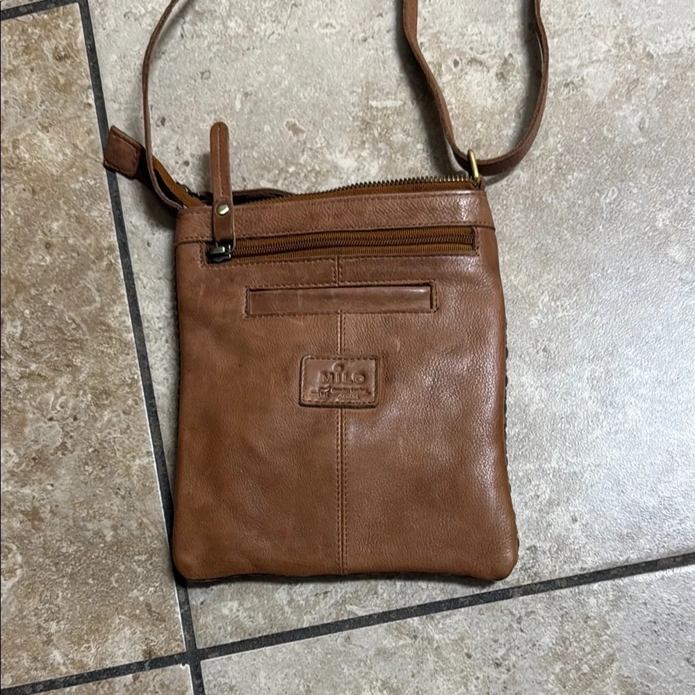 Classic Brown Leather Messenger Bag with Adjustable Strap